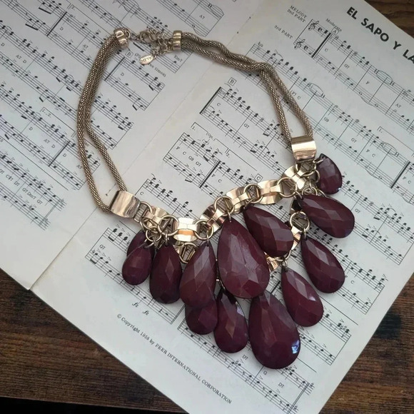 Elegant Burgundy Aldo Statement Necklace ⭐host pick ⭐ - Picture 6 of 9